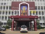 วส.909 สนภ.2 นทพ.จัดชุดผู้สื่อข่าวร่วมแถลงข่าวการจับยาเสพติดประเภท 1(เมทแอมเฟตามีน หรือยาบ้า)จำนวน 100,000 เม็ด(หนึ่งแสนเม็ด)รถกระบะจำนวน 1 คัน,โทรศัพท์มือถือที่ผู้ต้องหาใช้ติดต่อสื่อสารในการลำเลียงฯ 2 เครื่อง ณ บก.ตำรวจภูธรจังหวัดสกลนคร โดยมีนายชูศักดิ์ รู้ยิ่ง ผจว.สน.เป็นประธาน